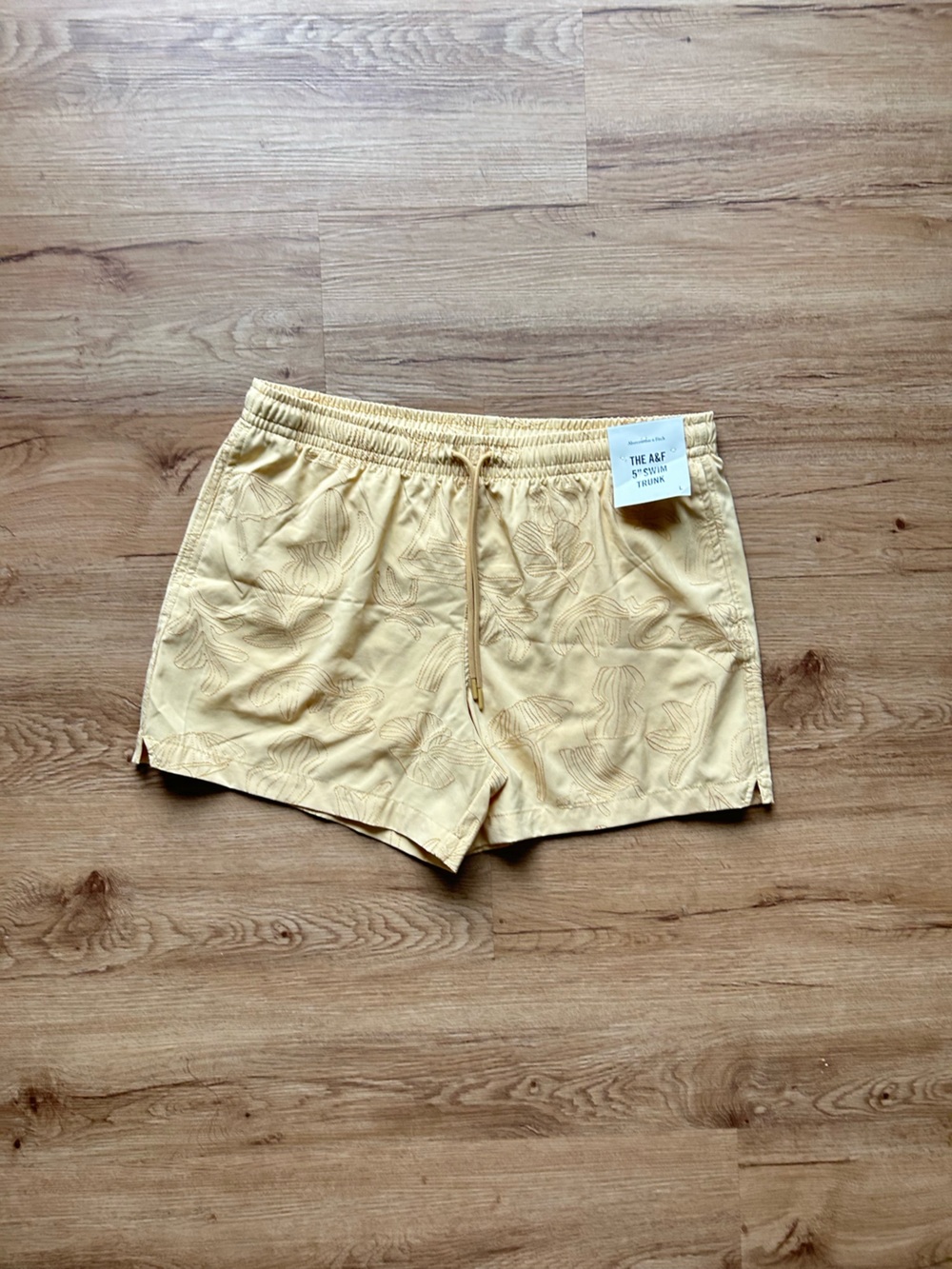 Abercrombie & Fitch Pale Yellow Embroidered Swim trunks Size Large NEW
